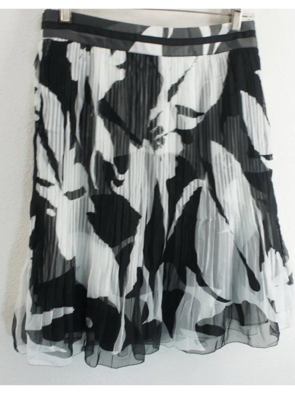 White House Black Market sheer lined floral skirt size 2